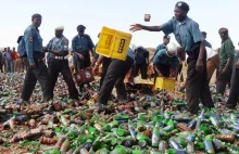 Nigeria. Policja zniszczyła prawie 4 mln butelek piwa