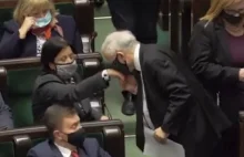 Jarosław Kaczyński całuje mimo maseczki