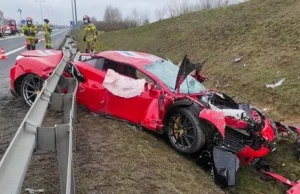 Wyrzysk: Ferrari wypadło z drogi i wjechało w barierki.
