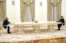 Długi stół, dezynfekcja śniegu i fałszywy gabinet. Putin chroni się przed COVID