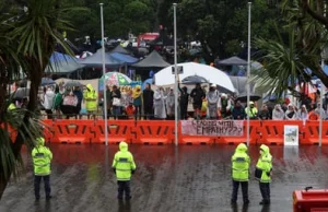 Muzyką i zraszaczami władze Nowej Zelandii chciały rozpędzić protest
