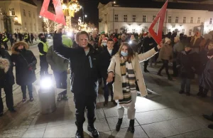 Tańczą poloneza przed Pałacem. W pierwszej parze siostrzeniec premiera