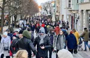 Tłumy w Sopocie jak w sezonie! Piękna pogoda, pełne restauracje...[FOTO]