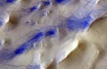 Nowe zdjęcia z Marsa pokazują skutki działania wiatru. Czym są niebieskie...
