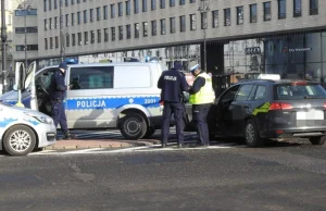 Taksówkarz z dożywotnim zakazem prowadzenia pojazdów uderzył w... radiowóz