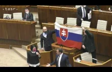 Awantura - flaga Ukrainy oblana wodą w Słowackim parlamencie