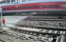Motocyklista właśnie nauczył się rozglądać na przejazdach kolejowych