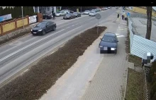 Dostawca posiłków zjechał rozpędzonym autem na chodnik [wideo]