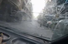 Przejazd samochodem w trakcie bombardowania pociskami. Douma, Syria 2017 r.