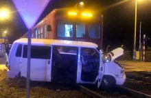 Bus wjechał wprost pod pociąg. Wypadek w Wilkowie