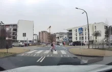 Dziewczynka podziękowała kierowcy za przepuszczenie na przejściu dla pieszych