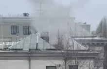 Z ambasady rosyjskiej w Kijowie wydobywa się gęsty, biały dym.