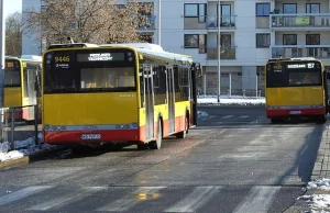Warszawa. Niemowlę wypadło z wózka, gdy kierowca autobusu ostro zahamował