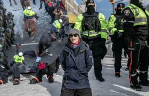 Kanada. Policja konna w Ottawie stratowała protestujących kierowców...