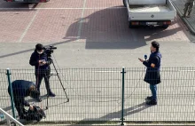 Południowokoreańskia TV W kamizelkach kuloodpornych pod G2A Arena w Jasionce