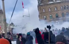 Policja rozpyla gaz na protestujących w Ottawie