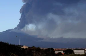 Wybuchł wulkan Etna na Sycylii. Chmura dymu i pyłu sięgnęła 12 km,...
