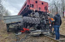 Wjechał traktorem pod cofający pociąg. Zginął na miejscu [ZDJĘCIA