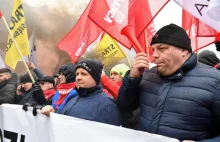 Rolnicy blokują Warszawę. "Cały nasz tłum płonie, dymi się, gotuje"