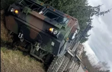 Powiat mielecki: wojskowa ciężarówka wpadła do rowu