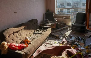 Rosyjski pocisk uderzył w blok mieszkalny. Zginęło dziecko, są ranni.