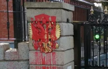 Wejście do rosyjskiej ambasady w Dublinie oblane czerwona farbą.