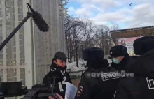 Policja w Moskwie zatrzymuje ludzi kierujących się na antywojenny protest