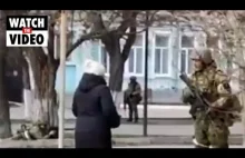 Dzielna kobieta podchodzi do okupanta rosyjskiego i każe mu wyp*****ć