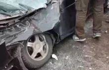Ukraińcy uwalniają rannego cywila ze zniszczonego auta przez rosjan