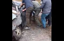 Kierowca auta po którym przejechał rosyjski czołg wyciągany z auta! [VIDEO]