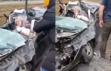 Rosyjski opancerzony transporter rozjechał samochód cywilny w Kijowie