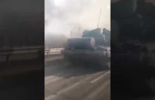Płonące czołgi na autostradzie. Chersoń Ukraina.