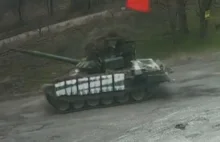 Rosyjski czołg na Ukrainie z wywieszoną flagą ZSRR.