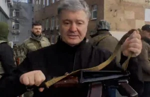 Były prezydent Ukrainy Petro Poroshenko na ulicy kijowa z Kałachem