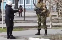 Ukrainka spuszcza manto rosyjskiemu żołnierzowi