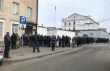 Tysiące ochotników i rezerwistów zgłasza się do obrony Ukrainy. Długie kolejki
