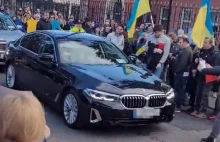 Wielkie opały rosyjskiego ambasadora. Wkurzony tłum nie miał dla niego litości