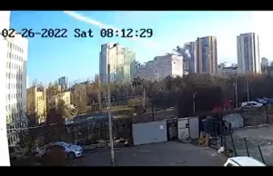 Kijów. Rosyjski pocisk trafia w budynek. [WIDEO]