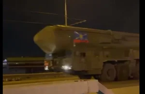 Termojądrowe wyrzutnie ICBM „Yars” jadące wzdłuż obwodnicy pod Moskwą |...