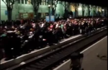 Tłumy ludzi na dworcu kolejowym w LWOWIE