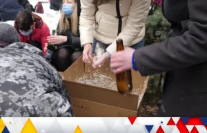 [ENG][VIDEO] Ukraińcy przygotowują koktaile mołotowa