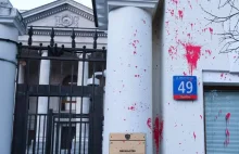 PILNE: Ambasada Federacji Rosyjskiej w Warszawie oblana czerwoną farbą!