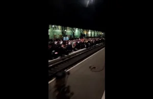 Tłumy na stacjach kolejowych. Czekają na przyjazd do Polski