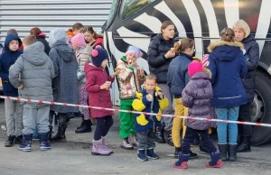 5 autokarów z ukraińskimi dziećmi z domu dziecka w Piotrkowie Trybunalskim.