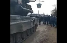 Nieuzbrojeni ludzie zatrzymuja rosyjskie czołgi