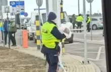 Policjant kołysze niemowlę na granicy. Nagranie wzrusza do łez