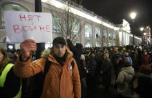 „Rosjanie nie chcą tej wojny". Na ulicach i w mediach protestują...