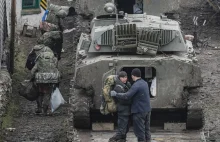 Rosyjscy żołnierze zakładają cywilne ubrania i próbują wydostać się z Charkowa