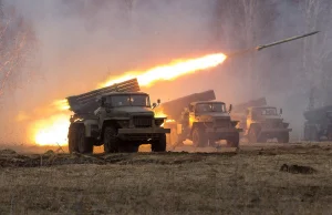 "Zbrodnia wojenna!". Rosjanie ostrzeliwują rakietami bloki w centrum Charkowa.