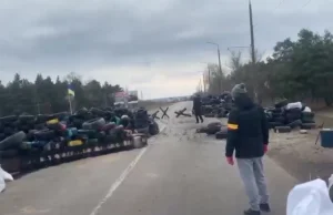 Enerhodar. Mieszkańcy robią barykady w tle widać kolumnę najeźdźców.